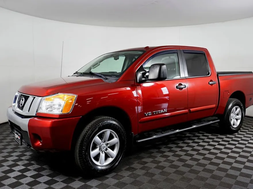 2015 Nissan Titan SV photo 1