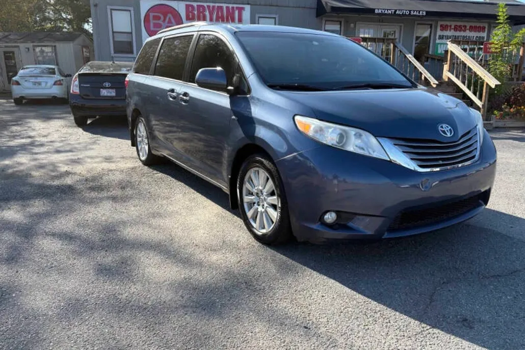 2017 Toyota Sienna Limited XLE Premium photo 1