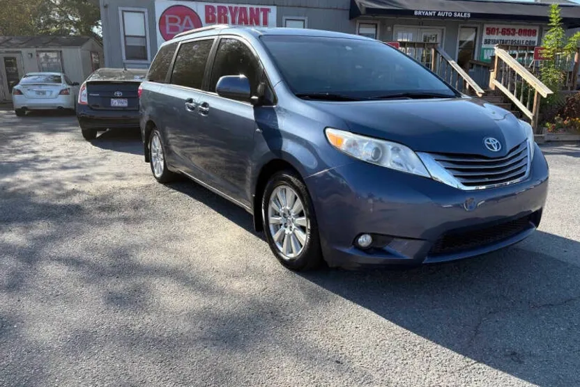 2017 Toyota Sienna Limited XLE Premium photo 1