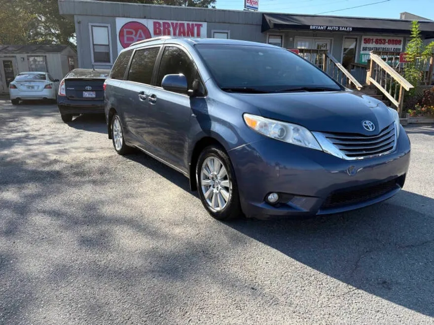 2017 Toyota Sienna Limited XLE Premium photo 1