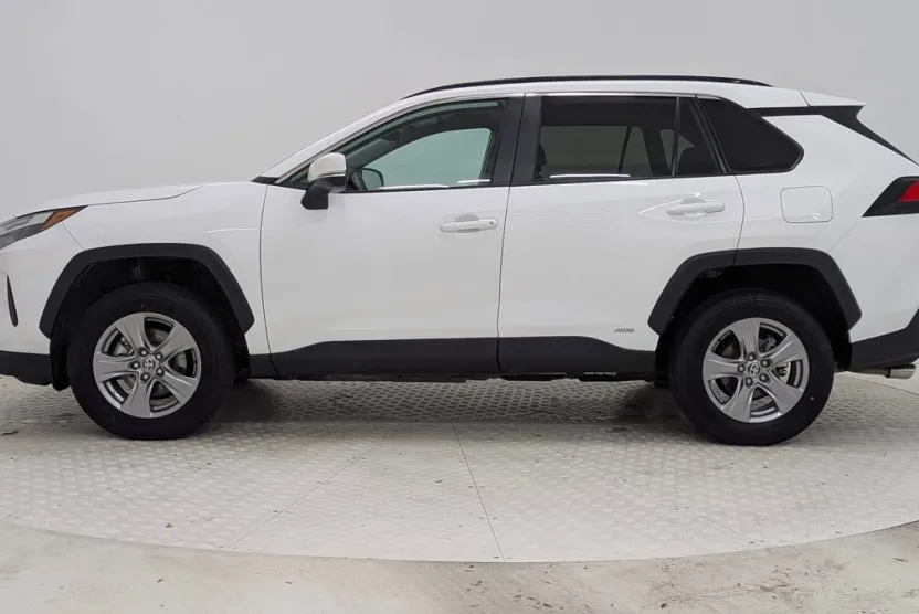 2024 Toyota RAV4 Hybrid XLE photo 1