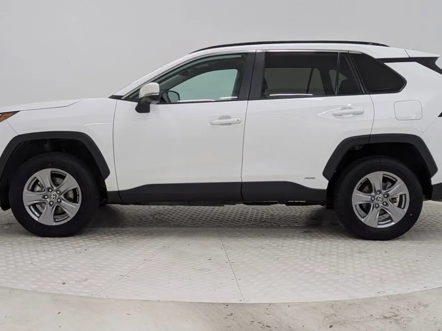 2024 Toyota RAV4 Hybrid XLE photo 1