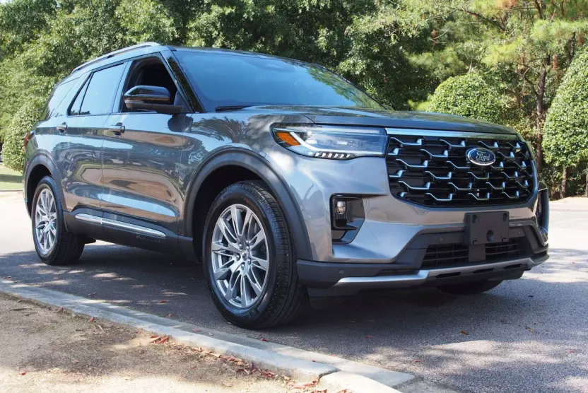 2025 Ford Explorer Platinum photo 1