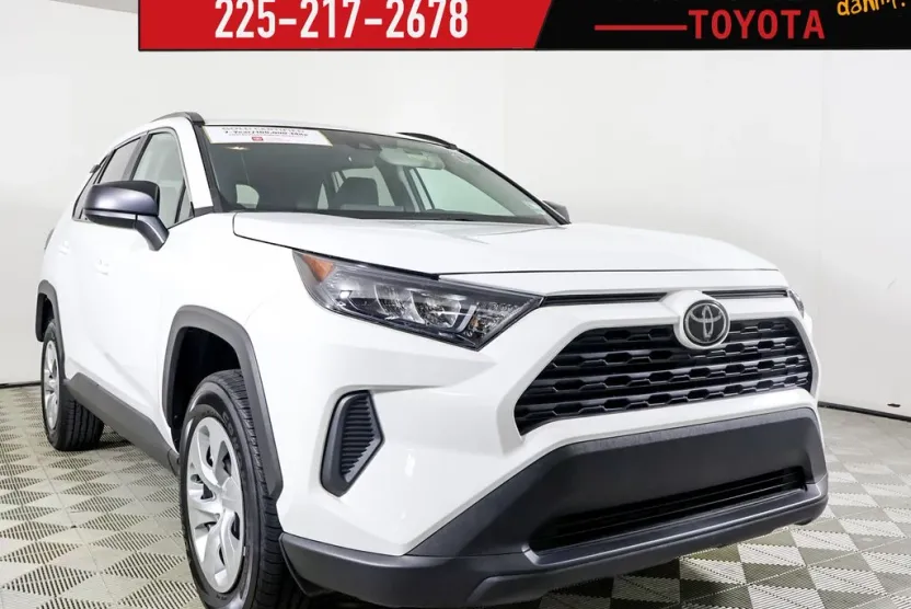 2020 Toyota RAV4 LE photo 1