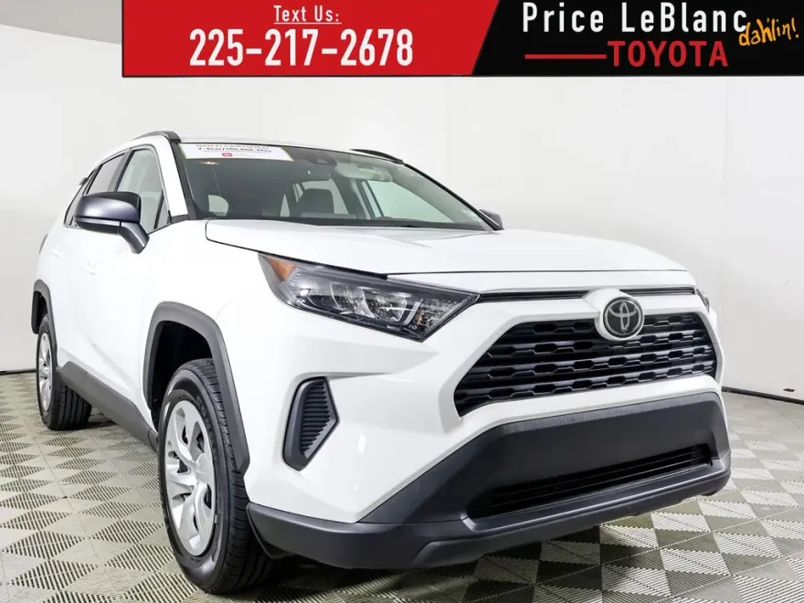 2020 Toyota RAV4 LE photo 1