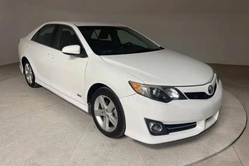 2014 Toyota Camry Hybrid LE photo 1