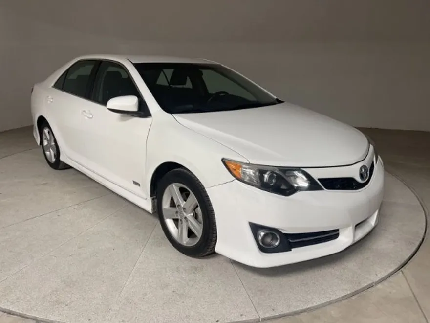 2014 Toyota Camry Hybrid LE photo 1