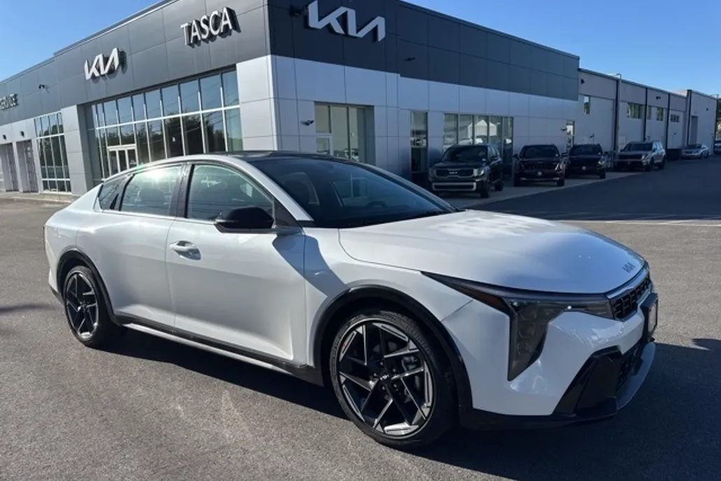 2025 Kia K4 GT-Line photo 1