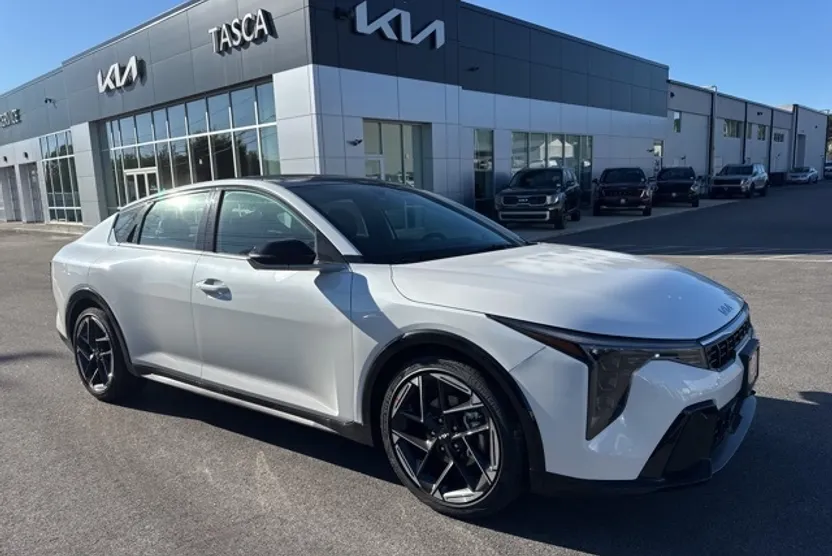 2025 Kia K4 GT-Line photo 1