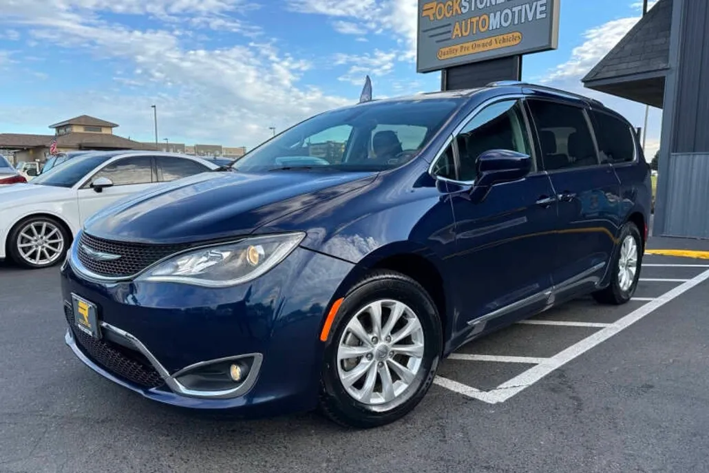 2018 Chrysler Pacifica Touring L photo 1