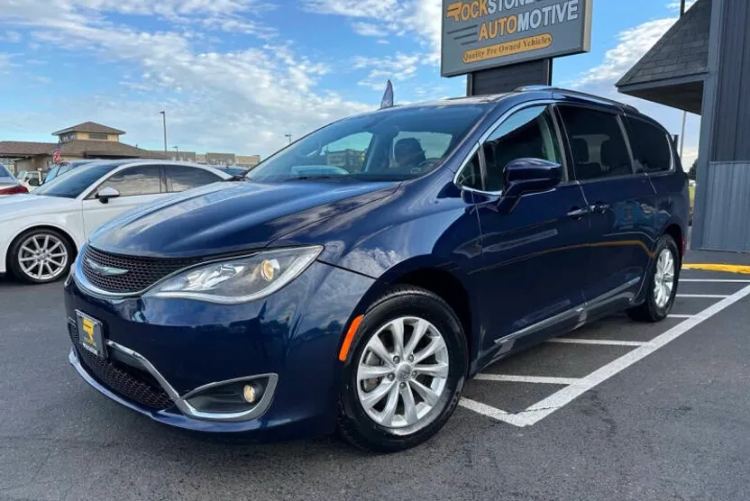 2018 Chrysler Pacifica Touring L photo 1