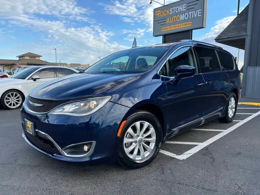 2018 Chrysler Pacifica Touring L photo 1