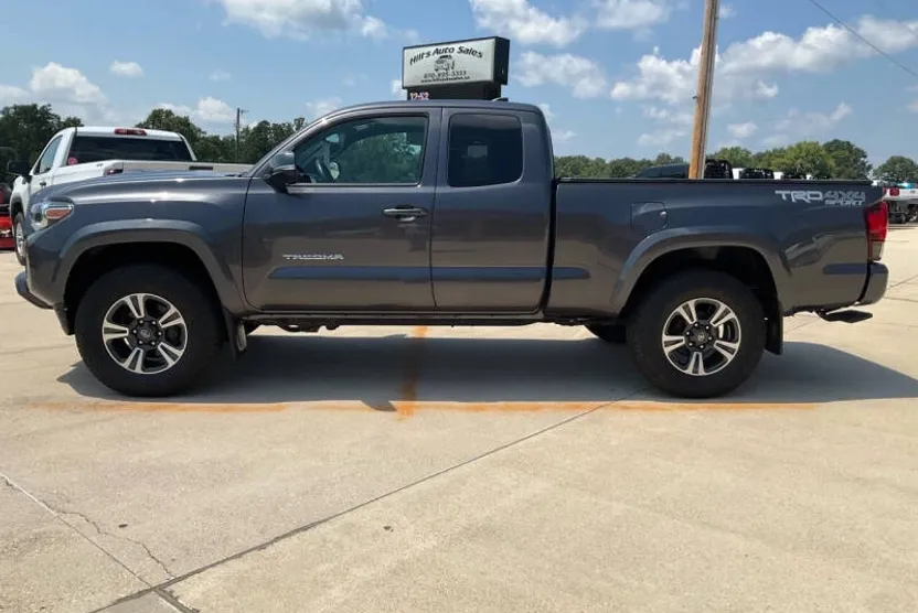 2018 Toyota Tacoma SR5 V6 photo 1