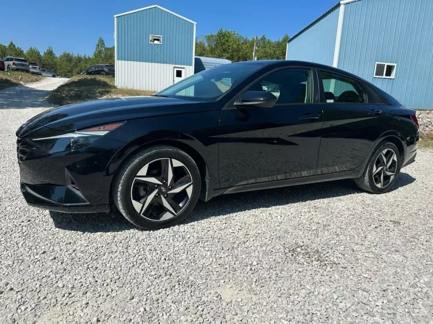 2023 Hyundai Elantra SEL photo 1