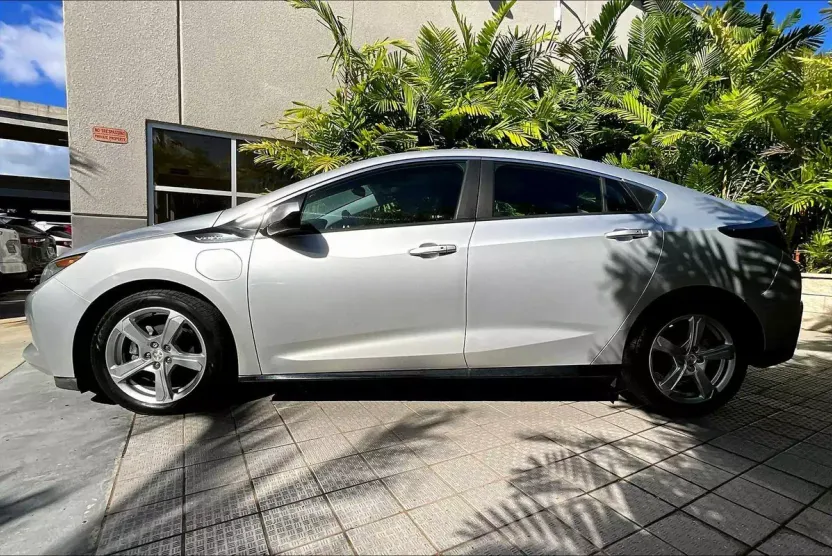 2017 Chevrolet Volt LT photo 1