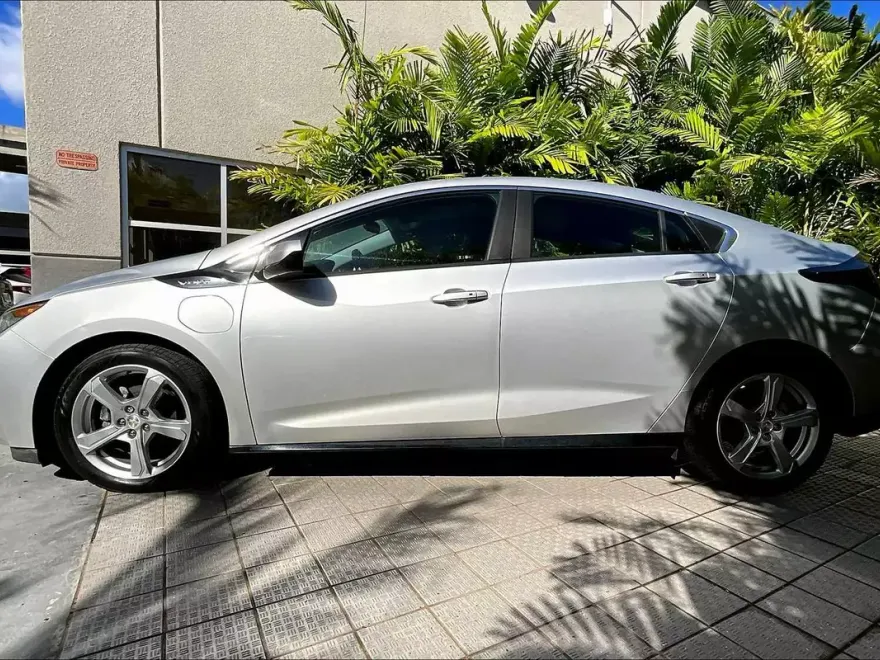 2017 Chevrolet Volt LT photo 1