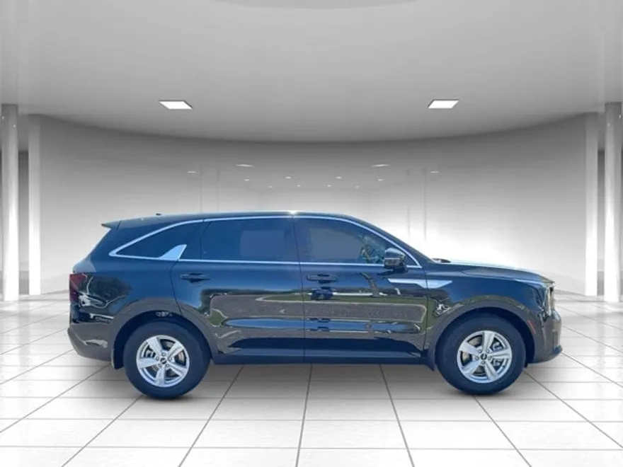 2025 Kia Sorento LX photo 1