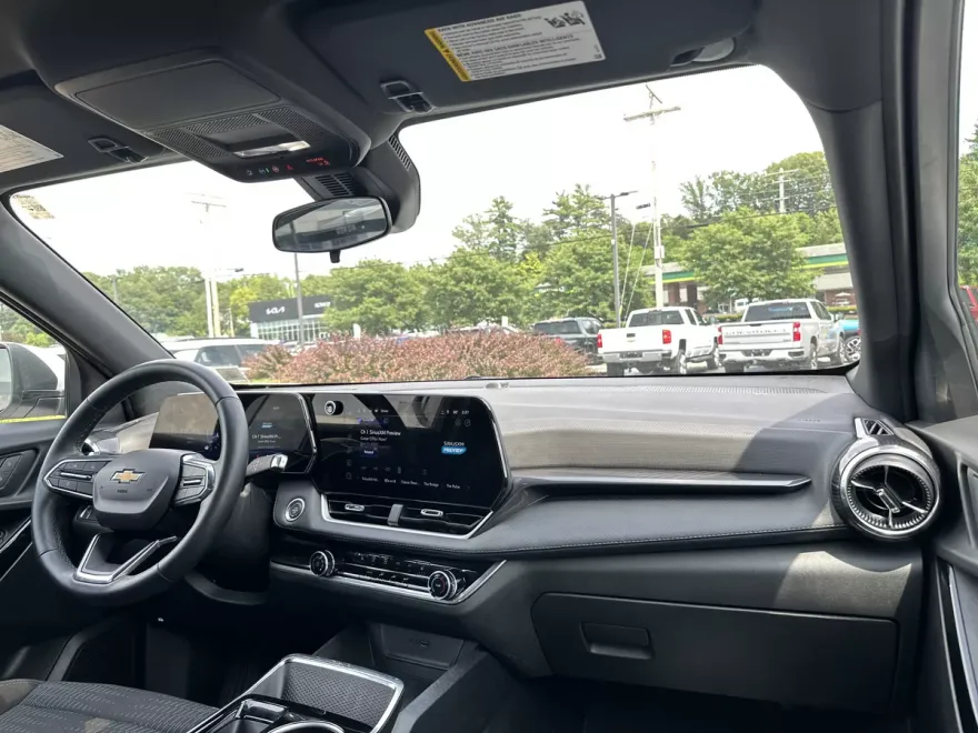 2025 Chevrolet Equinox LT photo 1
