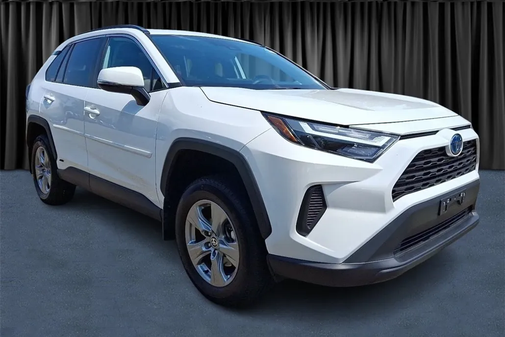 2024 Toyota RAV4 Hybrid XLE photo 1