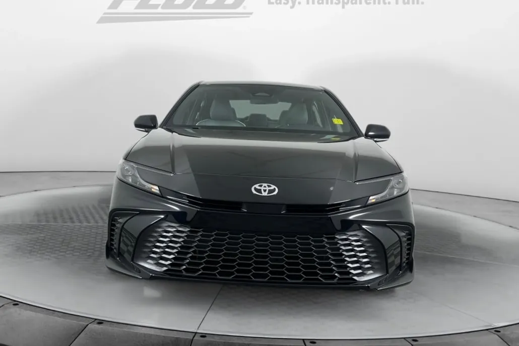 2025 Toyota Camry SE photo 1