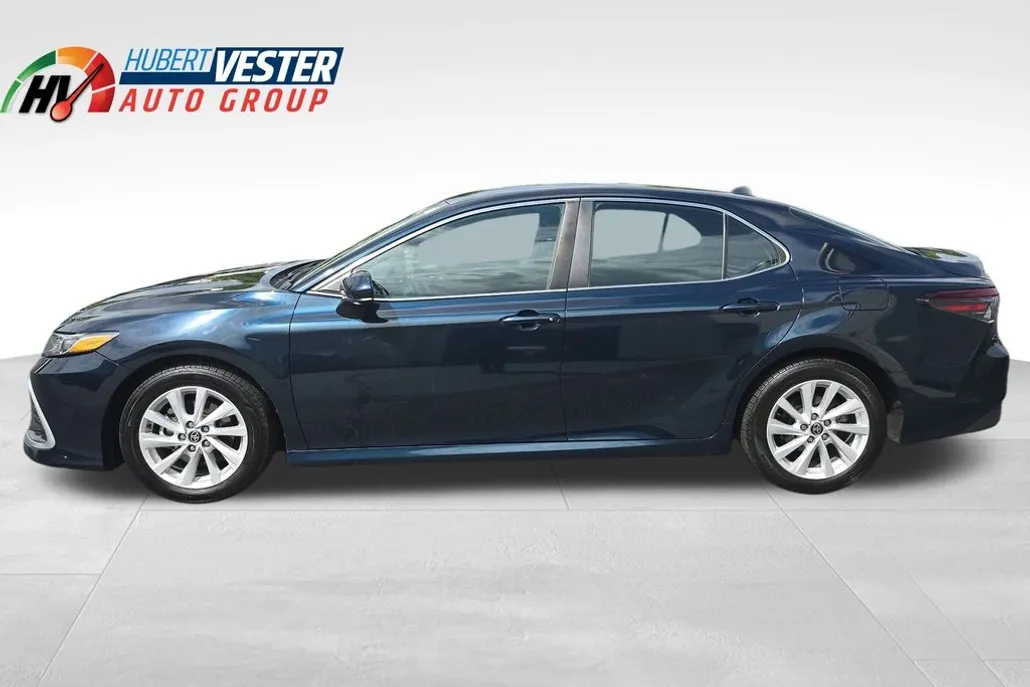 2021 Toyota Camry LE photo 1