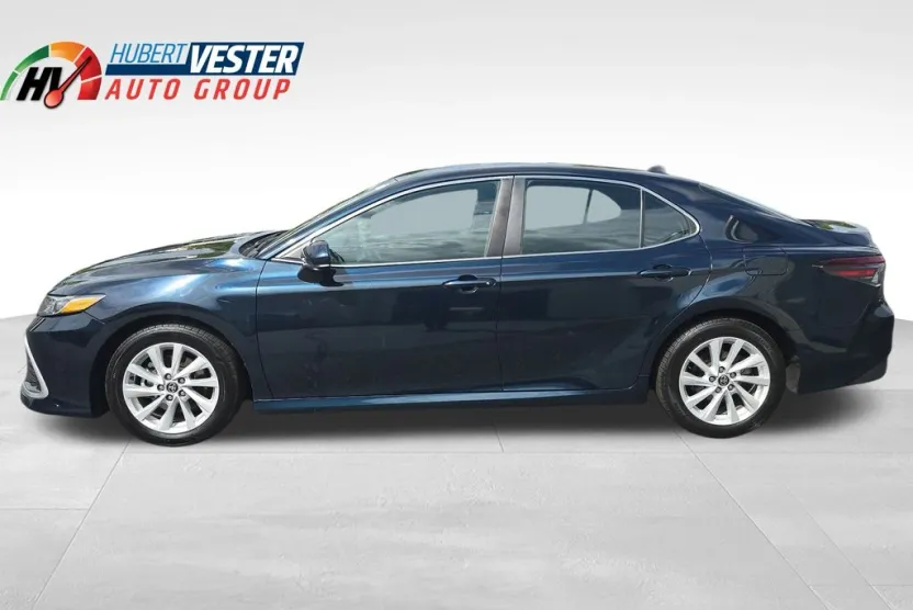 2021 Toyota Camry LE photo 1