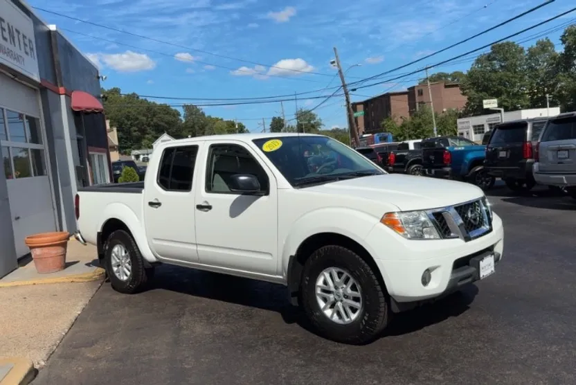 2019 Nissan Frontier Crew Cab SL photo 1