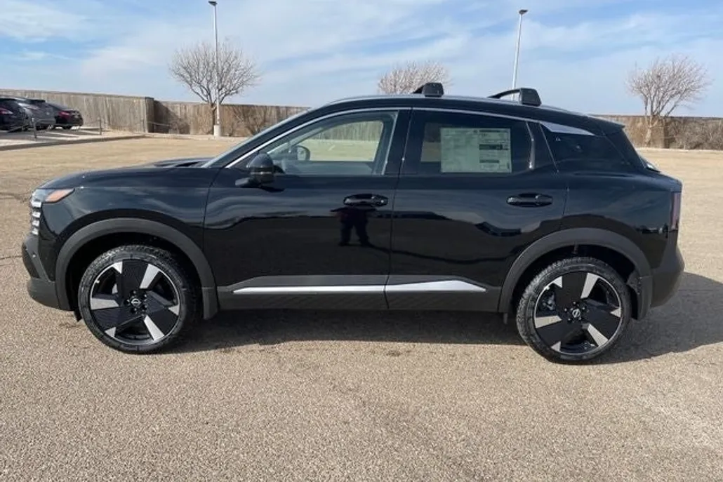 2025 Nissan Kicks SR photo 1