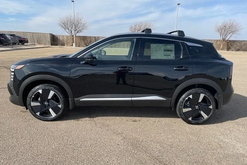 2025 Nissan Kicks SR photo 1