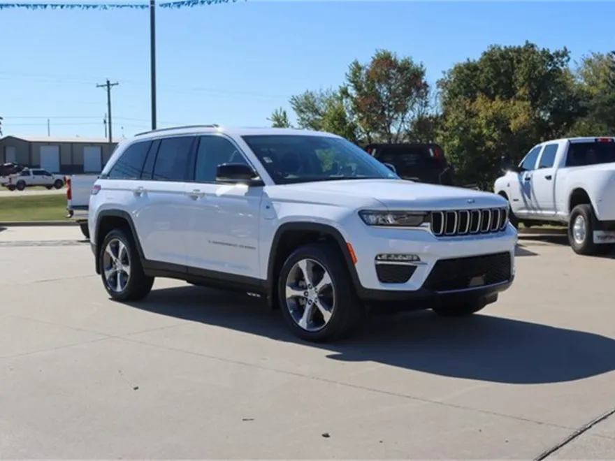 2024 Jeep Cherokee Base photo 1