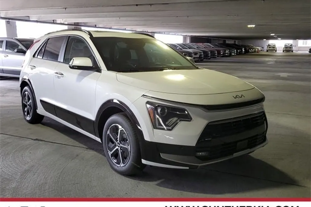 2025 Kia Niro SX photo 1