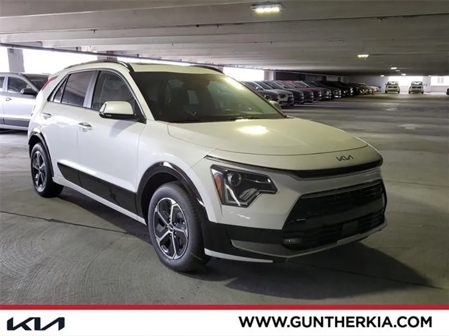 2025 Kia Niro SX photo 1