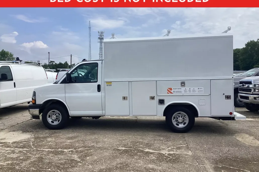 2025 Chevrolet Express 3500 Cutaway Van photo 1