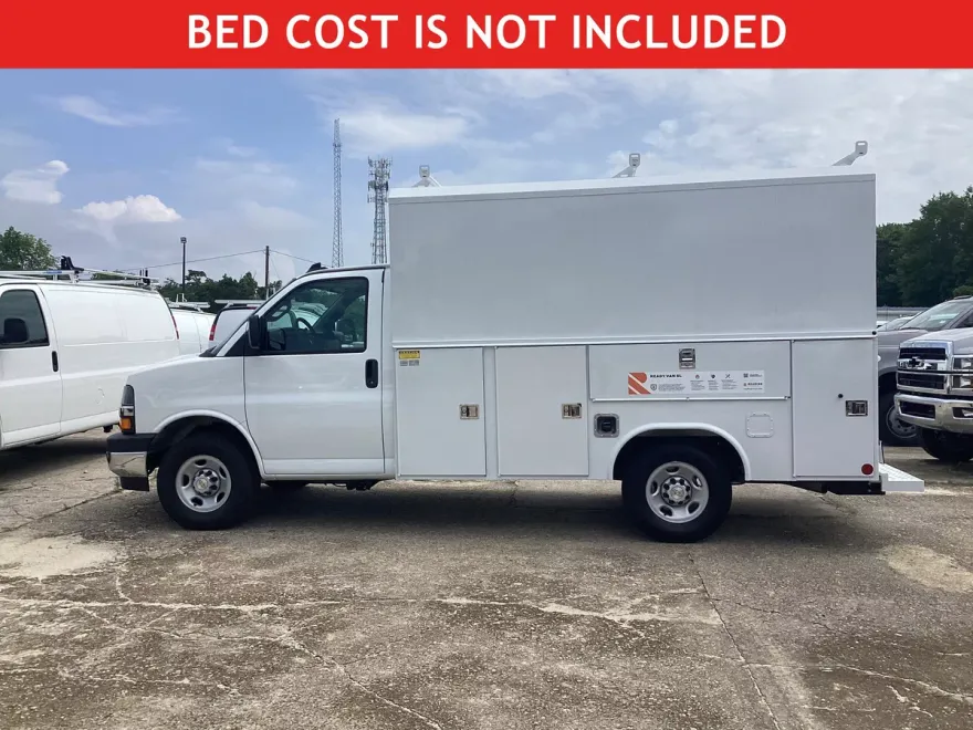 2025 Chevrolet Express 3500 Cutaway Van photo 1