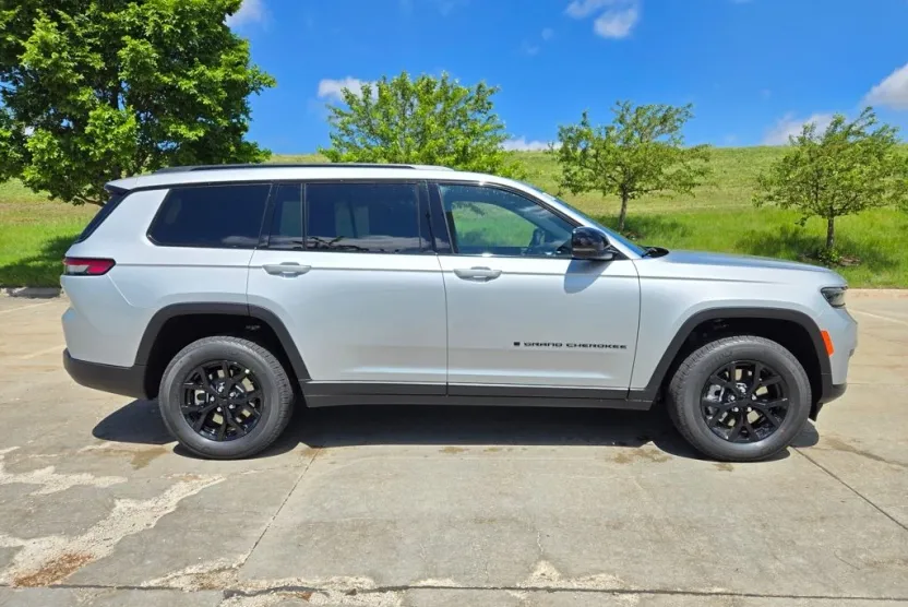 2025 Jeep Grand Cherokee Altitude photo 1