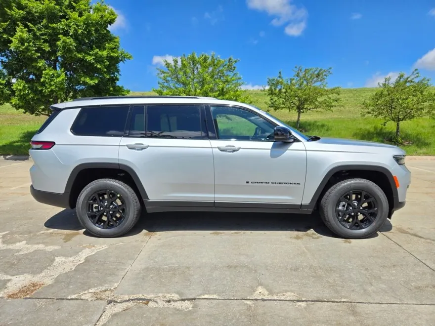 2025 Jeep Grand Cherokee Altitude photo 1