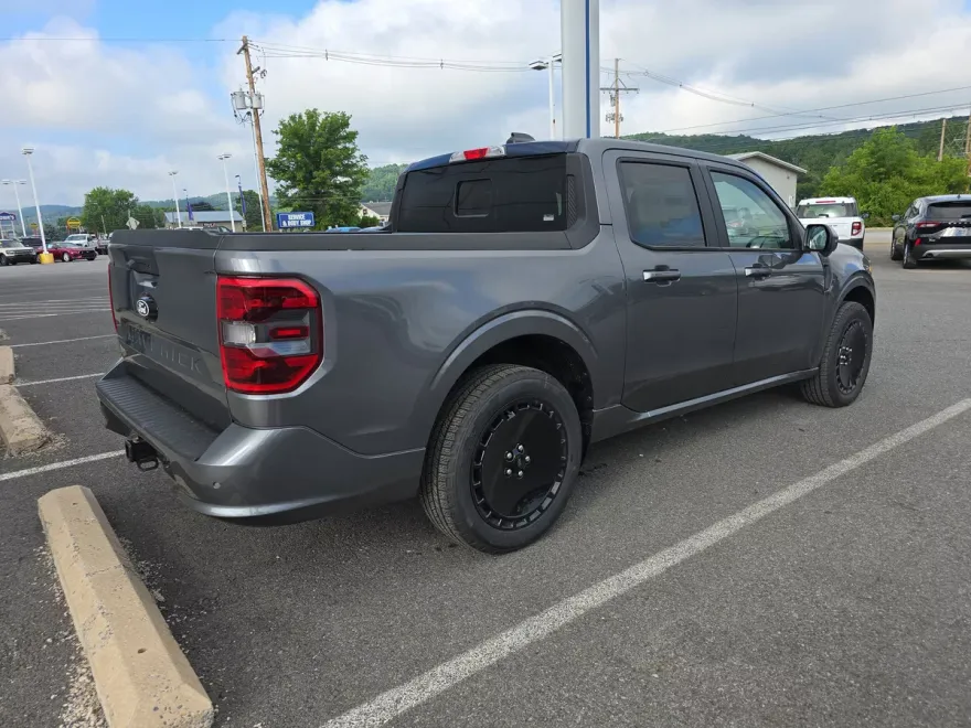 2025 Ford Maverick photo 1