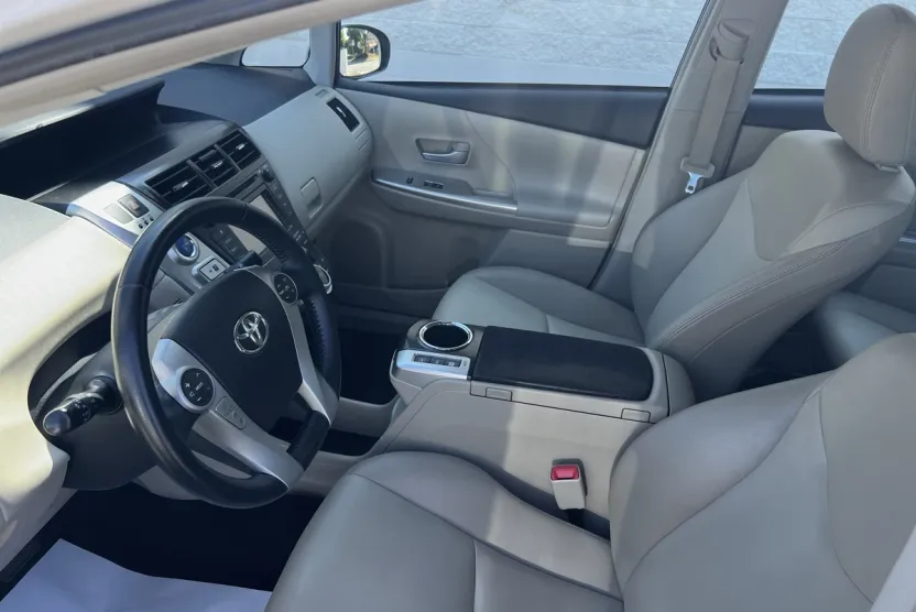 2014 Toyota Prius V Five photo 1