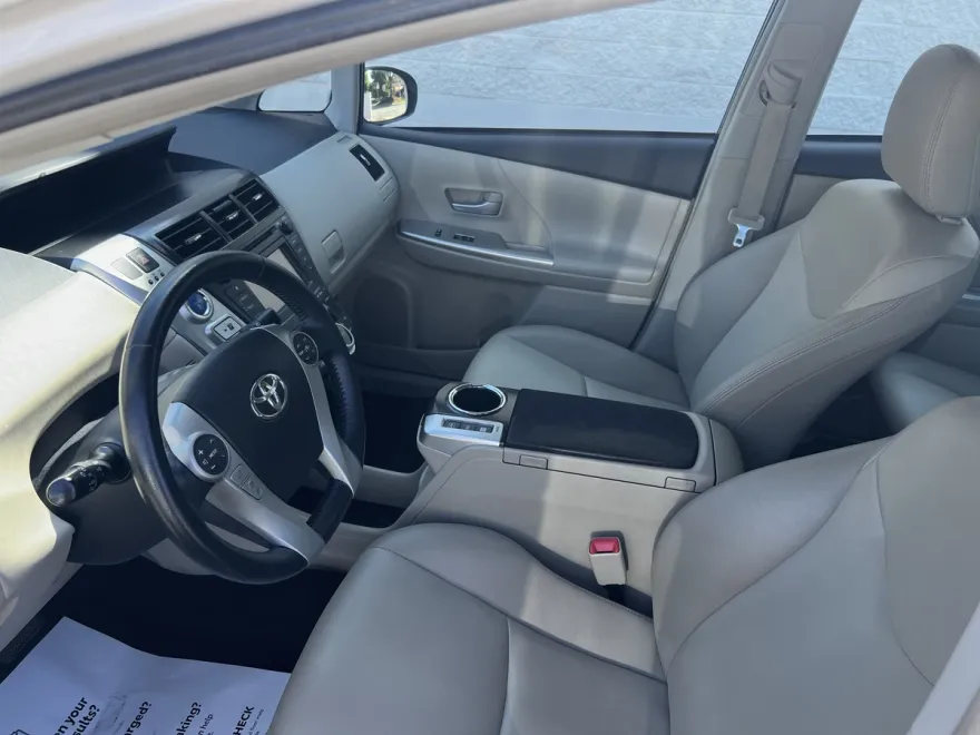 2014 Toyota Prius V Five photo 1