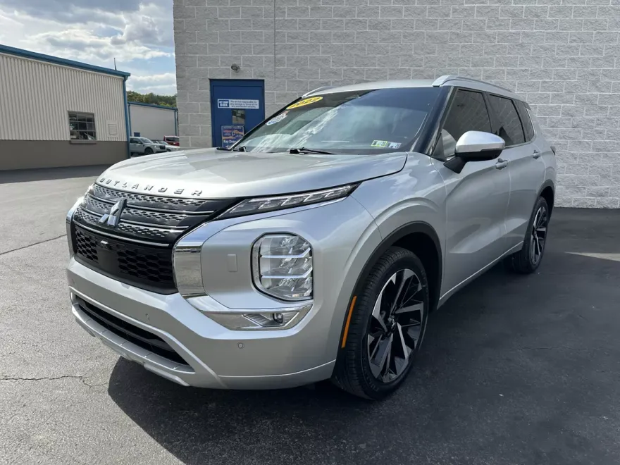 2022 Mitsubishi Outlander SEL photo 1