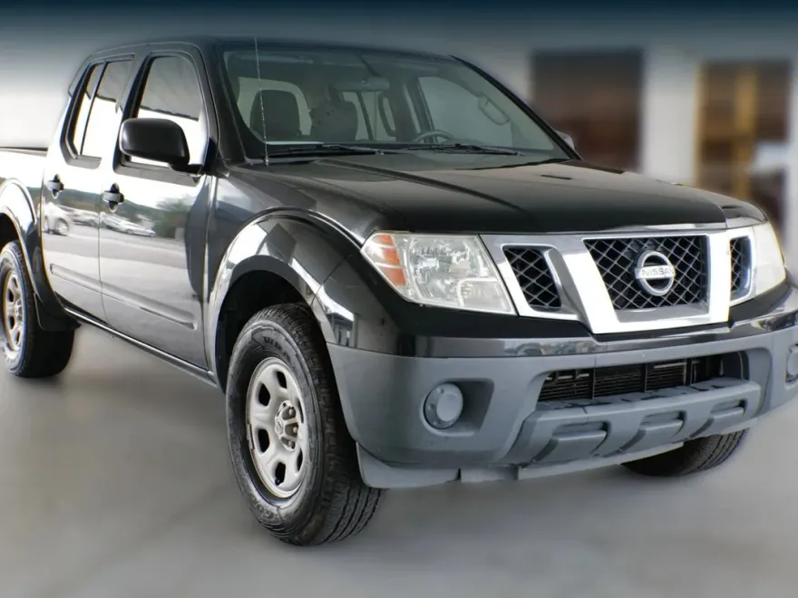 2014 Nissan Frontier Crew Cab S photo 1