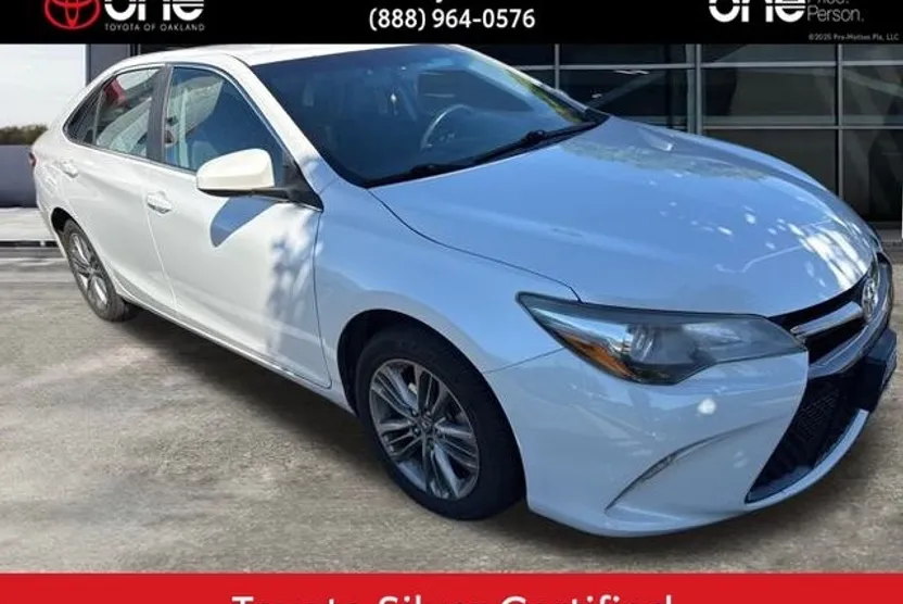 2017 Toyota Camry SE photo 1
