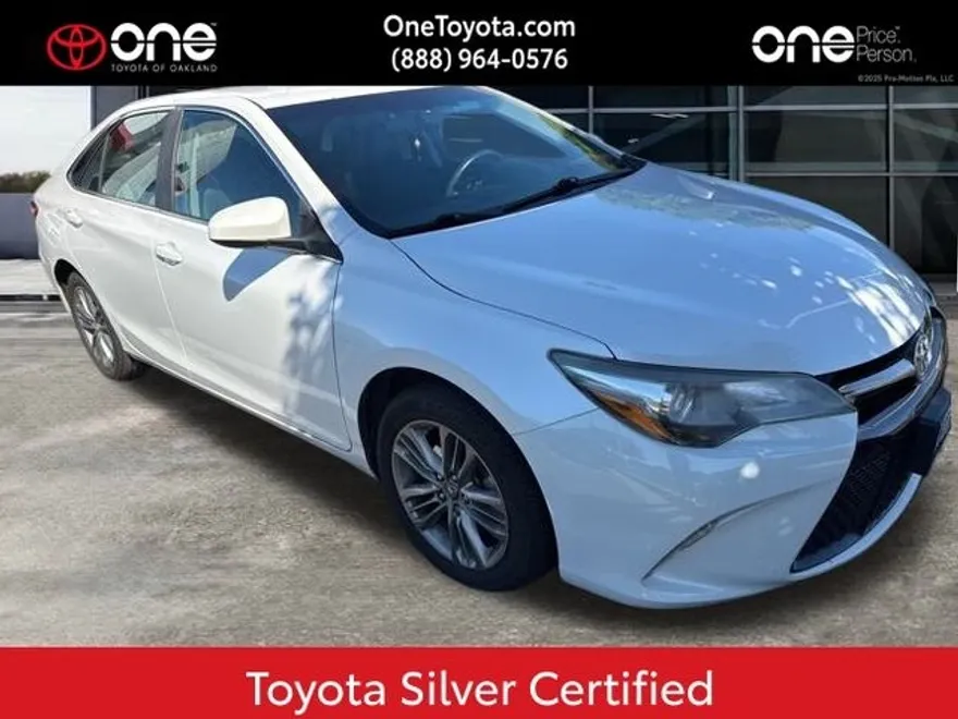 2017 Toyota Camry SE photo 1