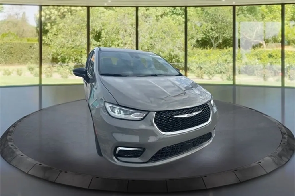 2025 Chrysler Pacifica photo 1