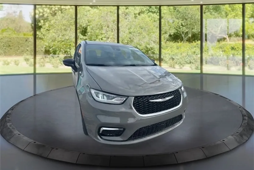 2025 Chrysler Pacifica photo 1