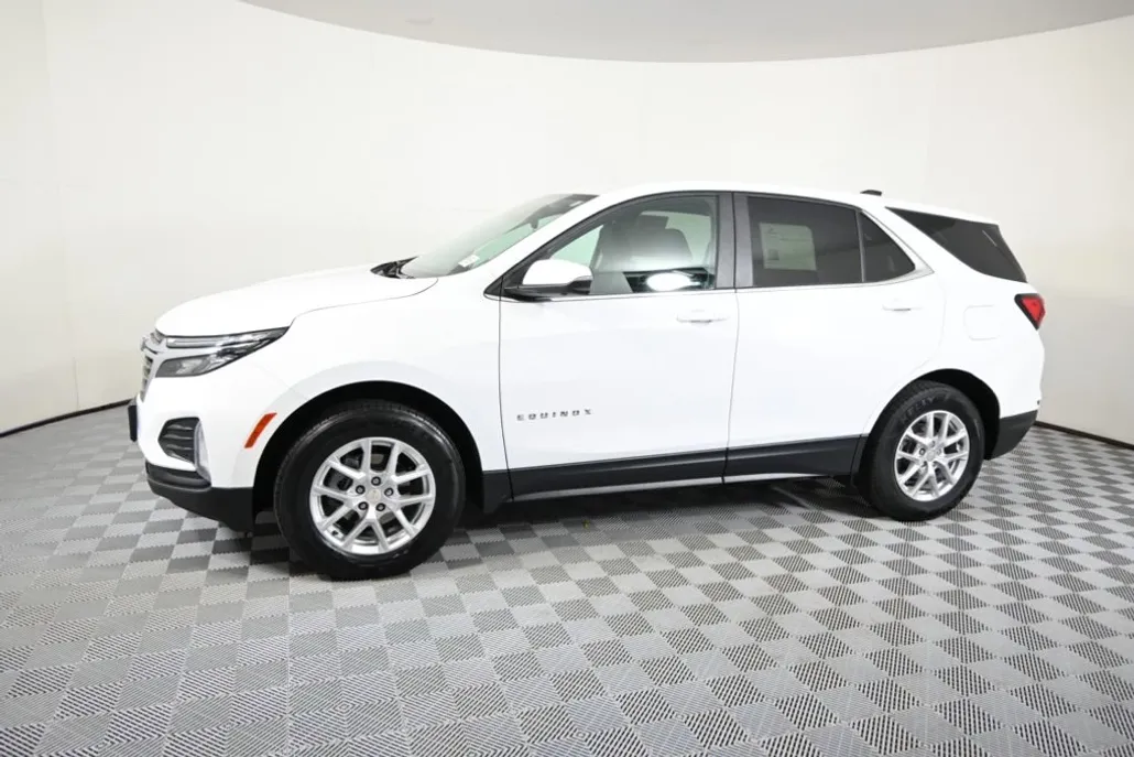 2022 Chevrolet Equinox LT photo 1