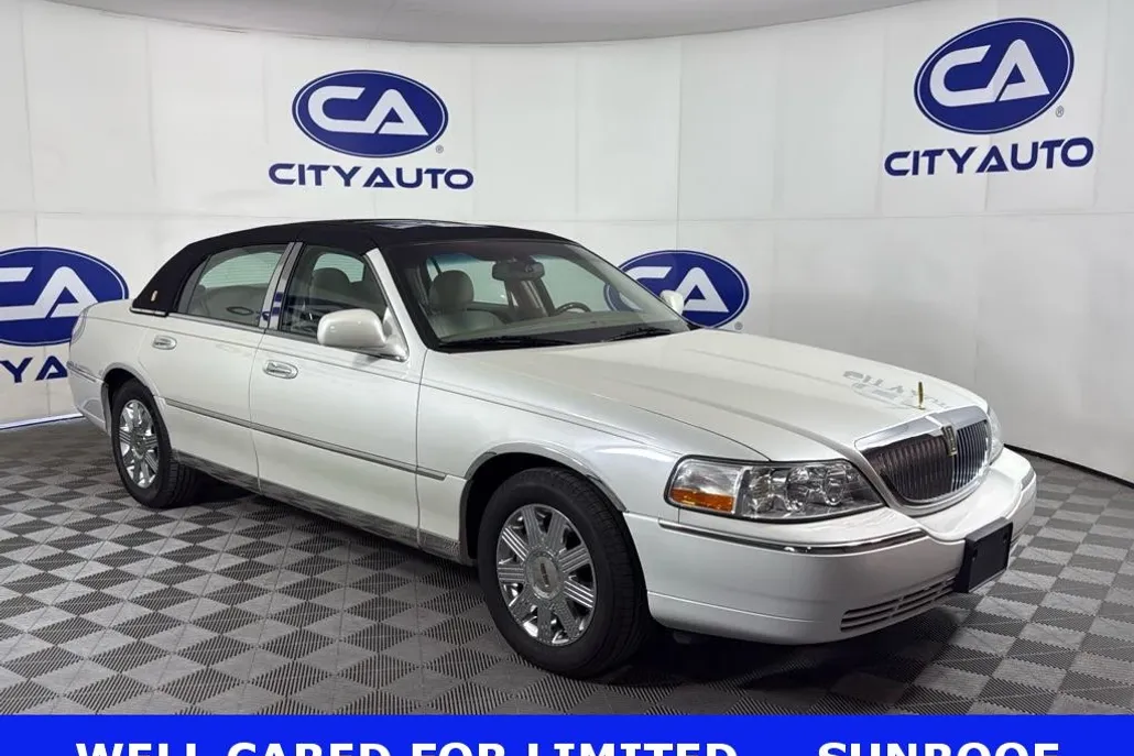 2005 Lincoln Town Car Signature Limited photo 1