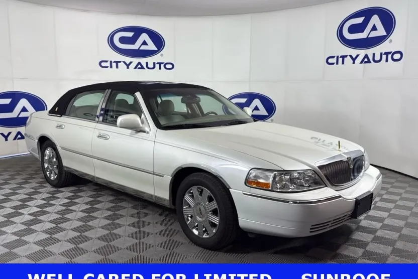 2005 Lincoln Town Car Signature Limited photo 1