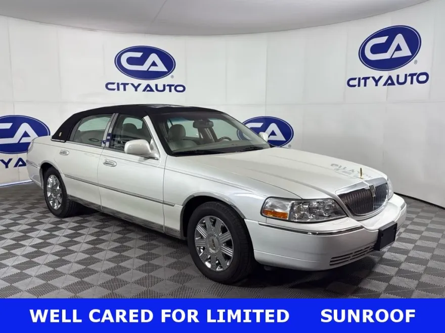 2005 Lincoln Town Car Signature Limited photo 1
