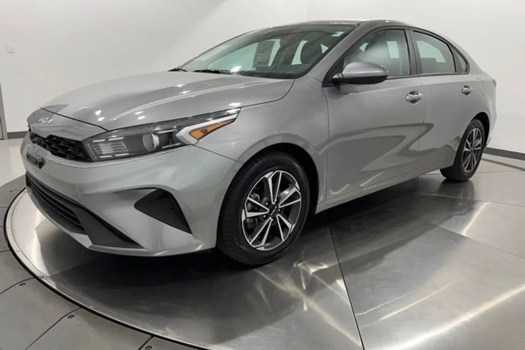 2023 Kia Forte LXS photo 1